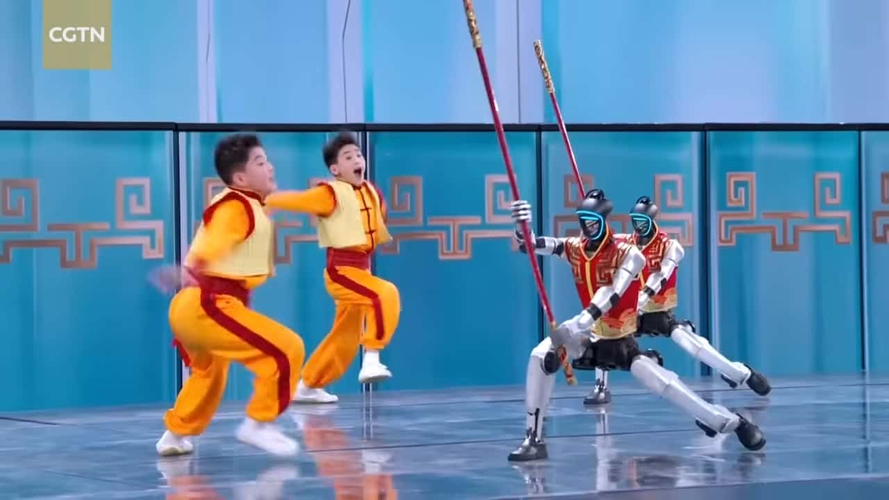 Robot umanoidi con spade eseguono acrobazie al Gala del Festival di Primavera Cina 2026