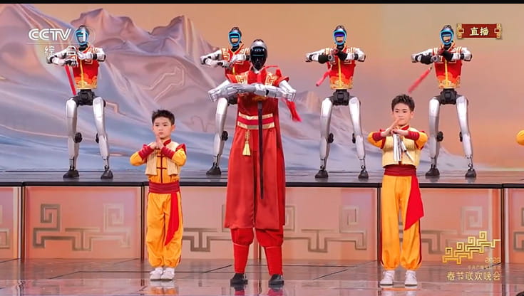 Robot e artisti umani eseguono arti marziali coreografate al Capodanno cinese 2026